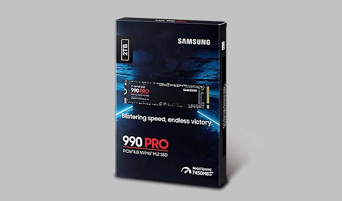 Samsung 990 PRO NVMe™ M.2 SSD. Samsung 990 PRO NVMe™ M.2 SSD. Visual Packshot auf grauem Hintergrund.