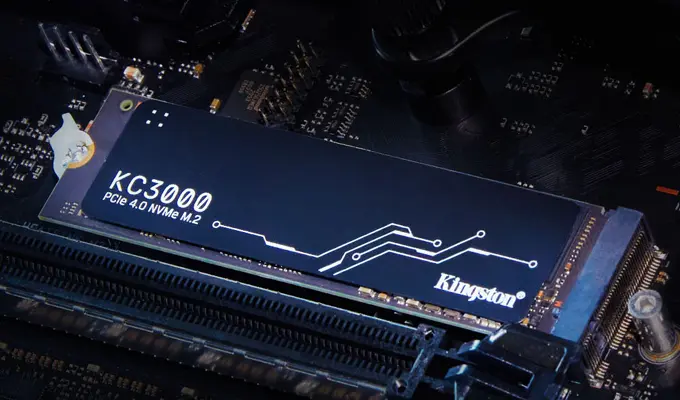 Kingston KC3000 mit PCIe 4.0 NVMe Technologie. Kingston KC3000 mit PCIe 4.0 NVMe Technologie. Visual der KC3000 SSD auf einem Mainboard.