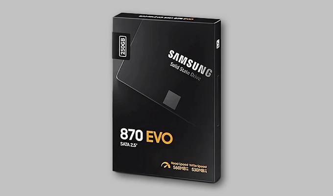 Samsung SSD 870 EVO - Starke Performance. Samsung SSD 870 EVO - Starke Performance. Packshot auf grauem Hintergrund.