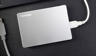 Future-X Toshiba Storage-Solutions Future-X Toshiba Storage-Solutions - Festplatte auf dunklem Hintergund
