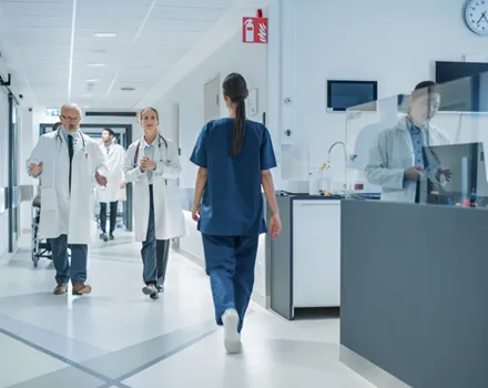 Die Omada Lösung skaliert mit Ihren Anforderungen und bietet branchenspezifische Funktionen ohne Zusatzkosten für z.B. Gesundheitswesen & Kliniken. Foto von aus einem Krankenhaus-Bereich mit Ärzten und medizinischem Pflegepersonal.