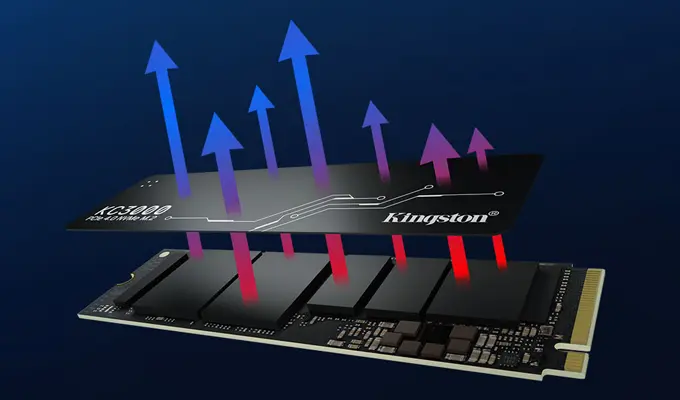 Kingston KC3000 mit Low Profile Graphen-Aluminium-Kühlkörper. Kingston KC3000 mit Low Profile Graphen-Aluminium-Kühlkörper. Visual der Wärmeableitung der KC3000 SSD durch rot-blaue Pfeile, die nach oben zeigen.