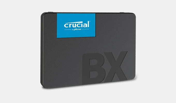 Crucial BX500 SSD ist optimal für z. B. allgemeine Datenverarbeitung. Crucial BX500 SSD ist optimal für z. B. allgemeine Datenverarbeitung. Produktbild auf hellgrauem Hintergrund.