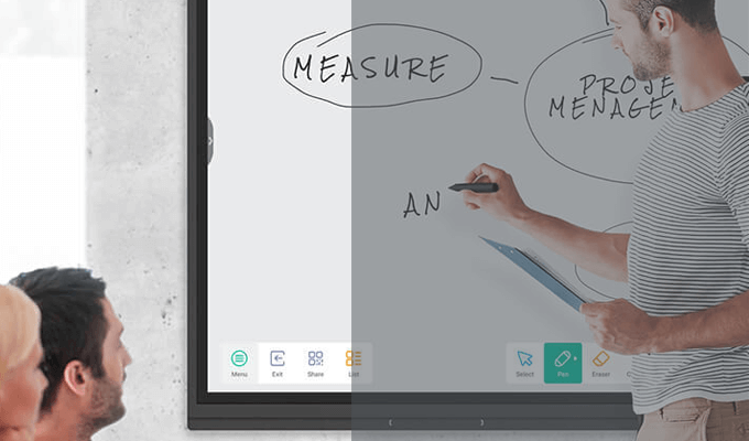 Future-X iiyama LFD Monitore  Future-X iiyama LFD Monitore  - Ein Mann schreibt etwas auf ein interaktives Display