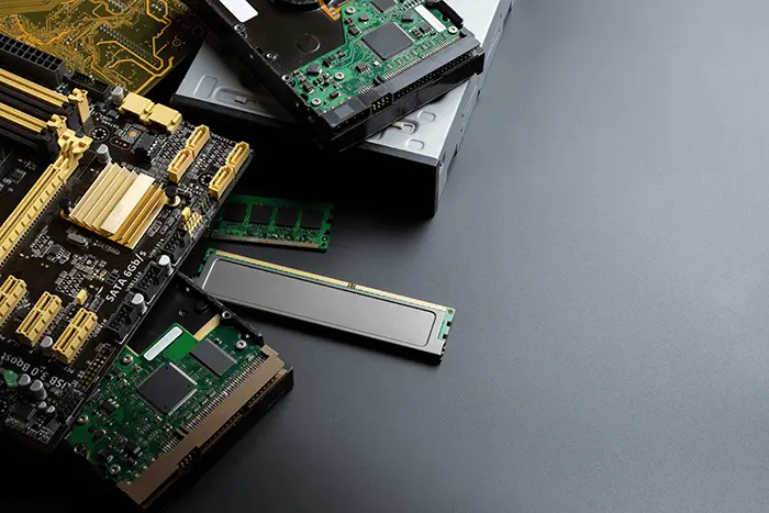 Future-X - Altgeraeteentsorgung - Getrennte Erfassung von Altgeräten Future-X - Altgeraeteentsorgung - Getrennte Erfassung von Altgeräten - Mainboard, RAM, Festplatten und ein DVD-Laufwerk auf grauem Hintergrund