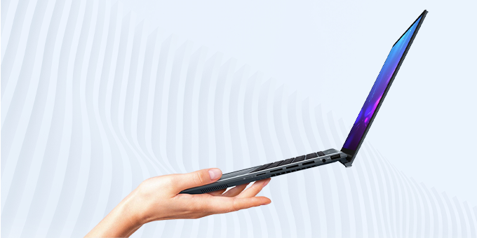 ASUS Notebook bei Future-X - Leistung und Stil für Ihre Anforderungen ASUS Notebook bei Future-X - Jemand hält einen dünnen Asus-Laptop in der Hand