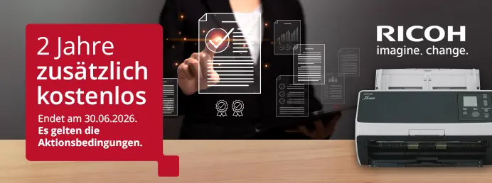 2 Jahre zusätzlich kostenlos bei ausgewählten Scannern der RICOH fi-Serie. Visual einer Frau im Business Look, die hinter einem Ricoh Scanner steht.