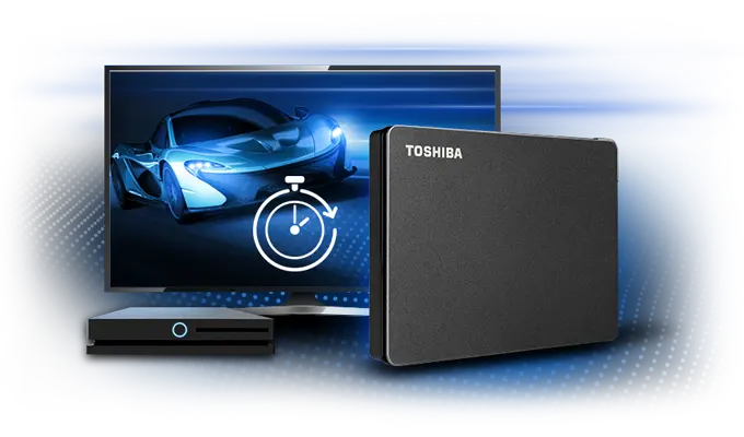 Toshiba Canvio Gaming Festplatte – einfach an einer kompatiblen Konsole anschließen und sofort die Favoriten in Ihrer Sammlung fortführen. Toshiba Canvio Gaming Festplatte – einfach an einer kompatiblen Konsole anschließen und sofort die Favoriten in Ihrer Sammlung fortführen. Visual der Festplatte, die vor einer Spielekonsole und einem Gaming Monitor steht.