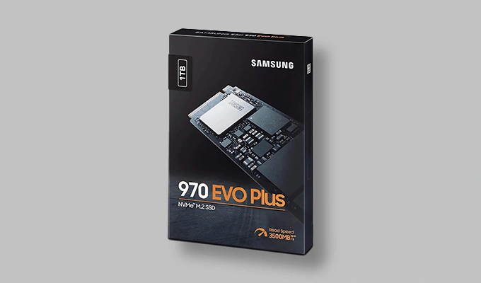 Samsung 970 EVO Plus NVMe™ M.2 SSD. Samsung 970 EVO Plus NVMe™ M.2 SSD. Packshot auf grauem Hintergrund.
