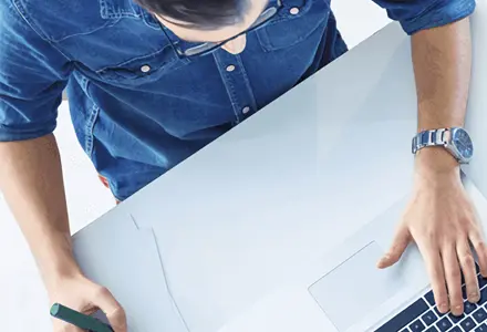 Eaton Power Management Lösungen. Eaton Power Management Lösungen. Visual junger Mann an einem Notebook.