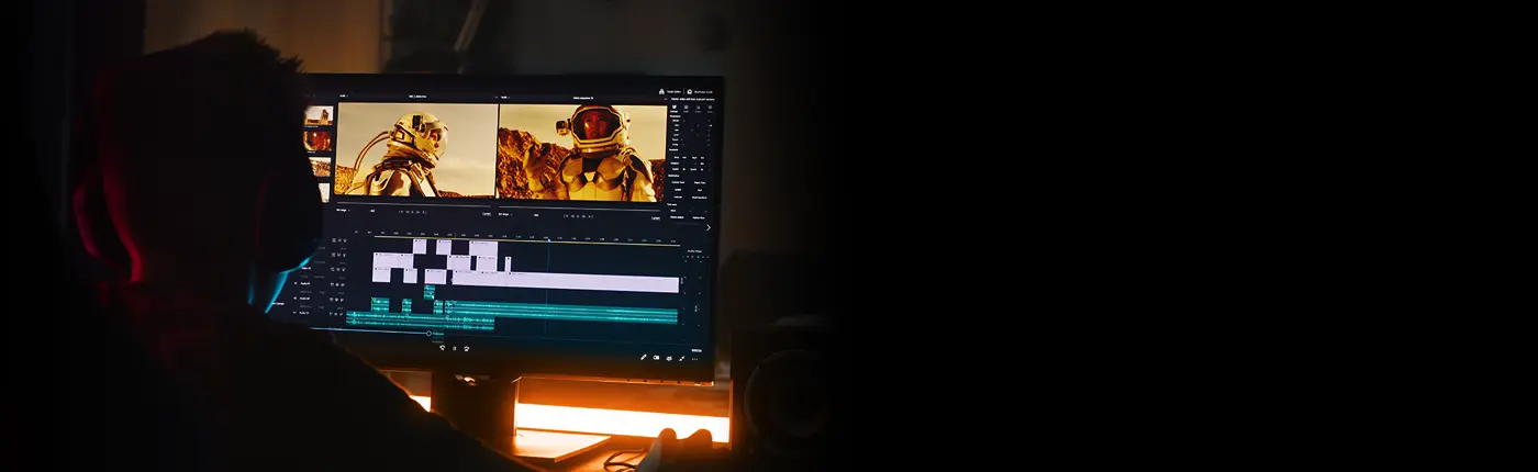 AMD Ryzen™ 7000-Serie Prozessoren helfen Creators mit zeitsparender Rechenleistung, noch schneller zu arbeiten. AMD Ryzen™ 7000-Serie Prozessoren helfen Creators mit zeitsparender Rechenleistung, noch schneller zu arbeiten. Visual einer Person vor einem Monitor und Hintergrund-Beleuchtung.