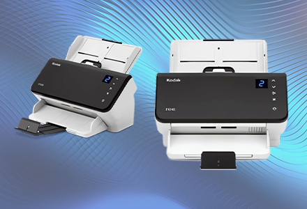 Future-X Kodak Alaris Scanner - Leistungsstarke Dokumentenscanner für den Desktop  Future-X Kodak Alaris Scanner - Leistungsstarke Dokumentenscanner für den Desktop  - zwei Kodak Alaris-Scanner auf blauem Hintergrund