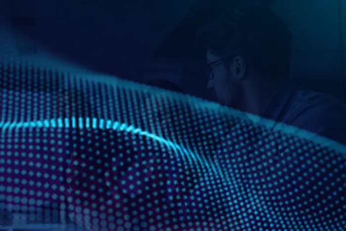 Future-X Akademie - Digitalisierungs-Workshop Future-X Akademie - Digitalisierungs-Workshop - Welle aus hellblauen Punkten mit Person im Hintergund