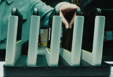 Samsung Galaxy Tab Active5 Wi-Fi Enterprise Edition verfügt über POGO-Pins für Ladestationen. Samsung Galaxy Tab Active5 Wi-Fi Enterprise Edition verfügt über POGO-Pins für Ladestationen. Visual, mehrere Galaxy Tab Active5 stecken nebeneinander in einer Ladestation.