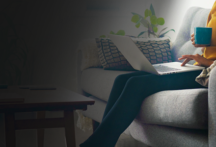 Future-X Toshiba Verbraucherspeicher Future-X Toshiba Verbraucherspeicher - Frau benutzt einen Laptop auf dem Sofa