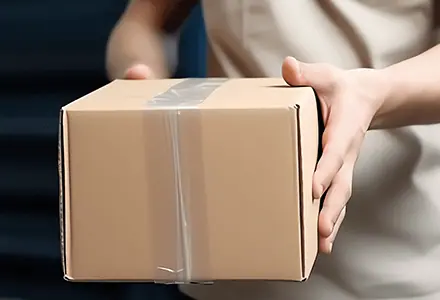 Future-X kauft an - Kostenlos einsenden Future-X kauft an - Kostenlos einsenden - Person haelt ein Paket in den Haenden
